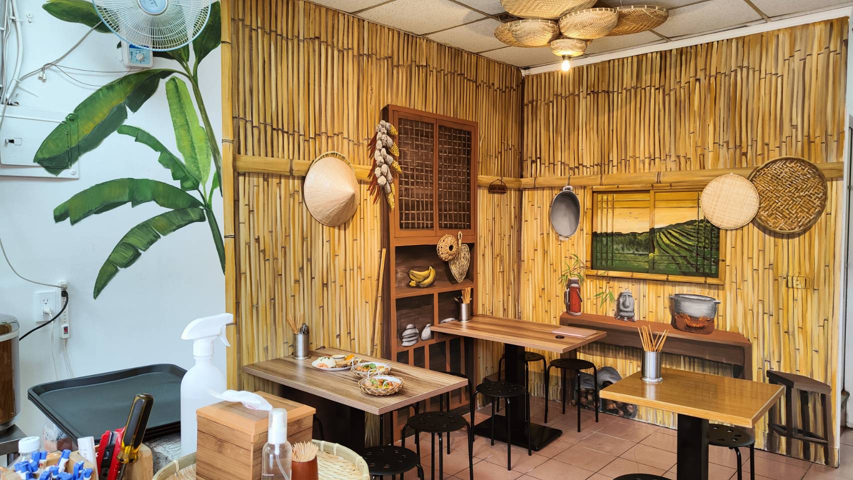 越南竹製風格餐廳壁畫，展現台灣多元文化餐飲空間的異國藝術設計